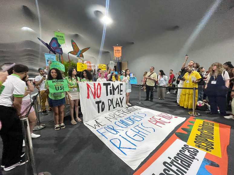 Crianças fazem manifestação na Zona Azul da COP30