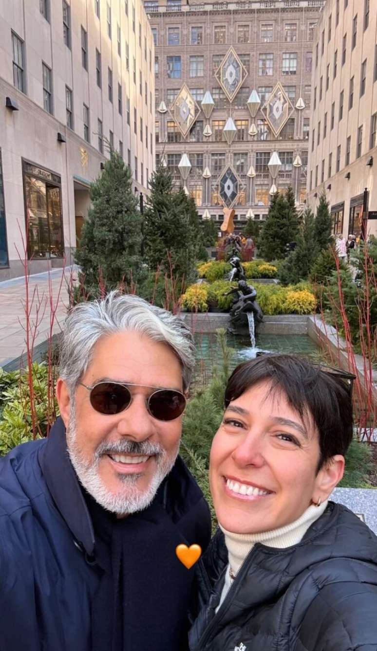 William Bonner est&aacute; de f&eacute;rias em Nova York com a mulher, Natasha Dantas. A imagem foi compartilhada por ela em 19 de novembro de 2025.