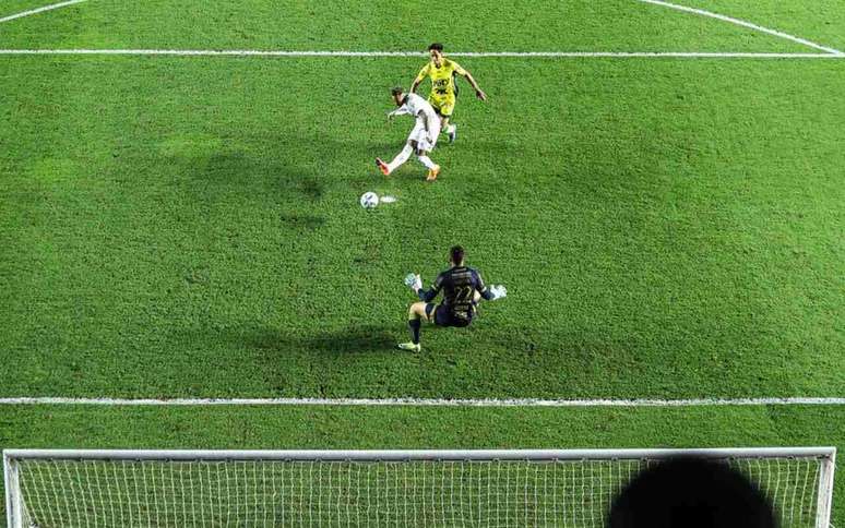 Neymar mostrou frieza para marcar o gol do Santos contra o Mirassol &ndash;