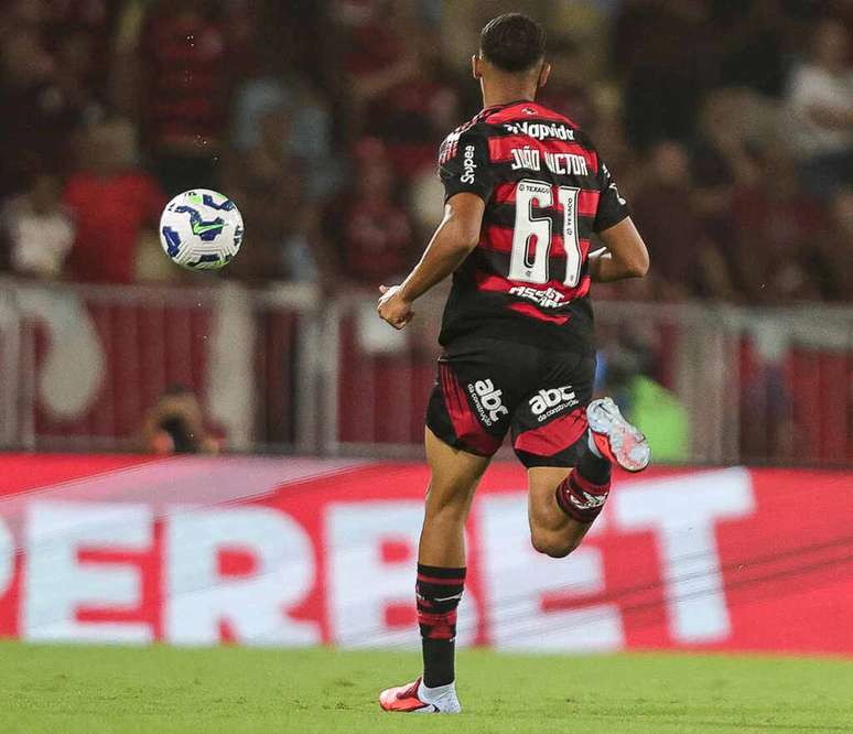 Jo&atilde;o Victor, garoto da base, sentiu o peso do Fla-Flu. Nervoso e cometendo erros, saiu no intervalo.