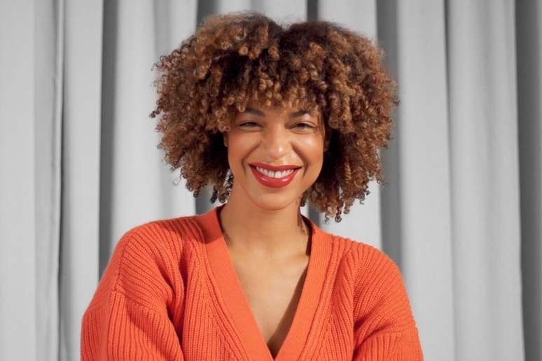 A maquiagem realça o brilho e beleza natural da pele negra