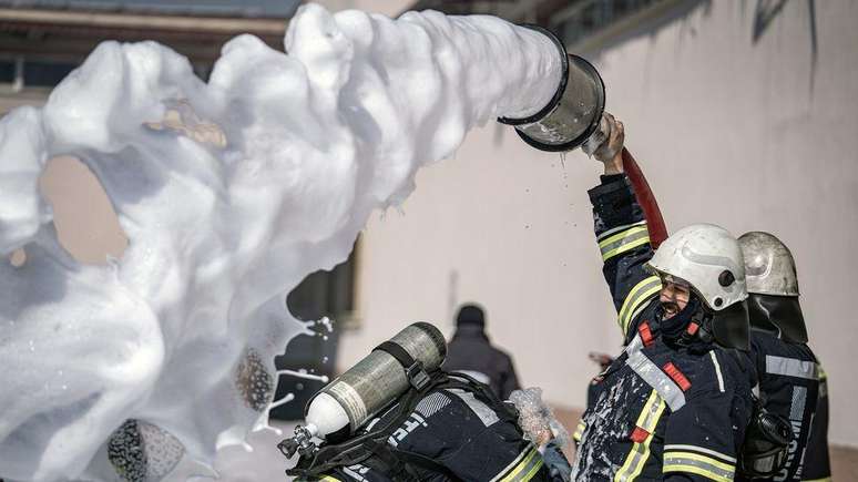 Subst&acirc;ncias desreguladoras end&oacute;crinas, encontradas em produtos comuns como a espuma dos extintores de inc&ecirc;ndio, tamb&eacute;m podem aumentar o risco de c&acirc;ncer de tireoide, mas as evid&ecirc;ncias s&atilde;o contradit&oacute;rias