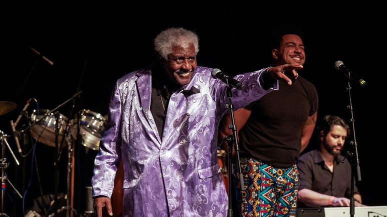 Em cima do palco, Tony canta e dan&ccedil;a