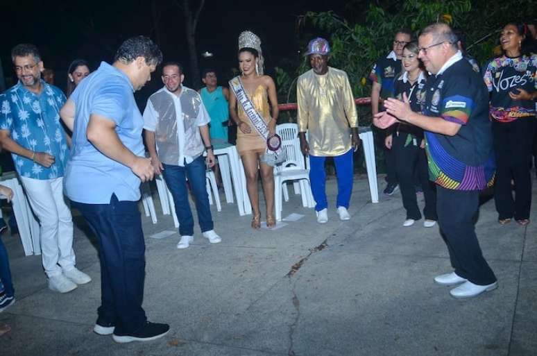 Os presidentes do Senado, Davi Alcolumbre, e da Amprev, Jocildo Lemos, dançam juntos em festa para os preparativos do Carnaval no Amapá, em 2024.