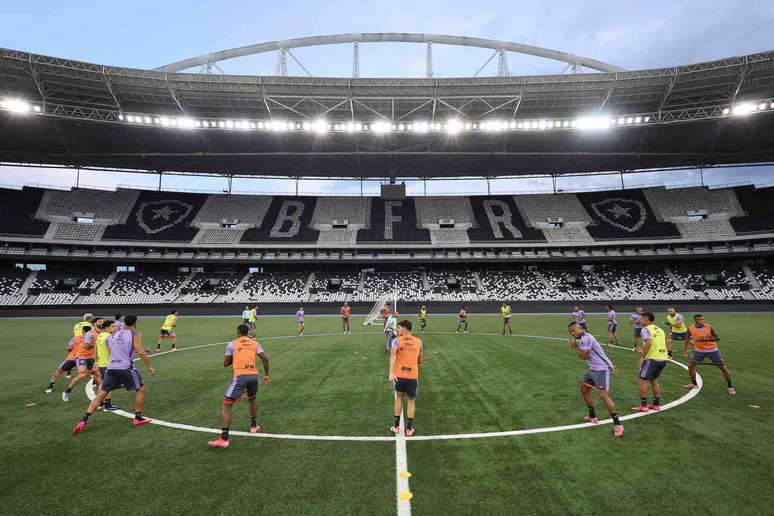 Treino do Botafogo no gramado do Nilton Santos &ndash;