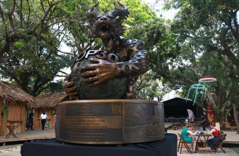 Obra "Esp&iacute;rito Guardi&atilde;o Drag&atilde;o-On&ccedil;a", da artista chinesa Huang Jian, foi presente da China para o Brasil e ficar&aacute; em Bel&eacute;m.