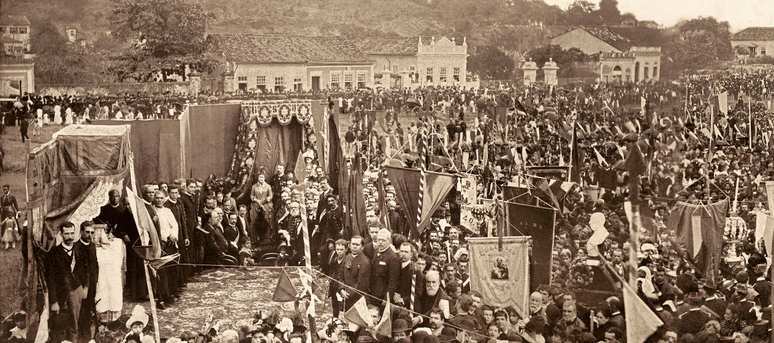 Missa realizada em 17 de maio de 1888, no campo de S&atilde;o Crist&oacute;v&atilde;o, no Rio de Janeiro, para celebrar o fim da escravid&atilde;o no Brasil