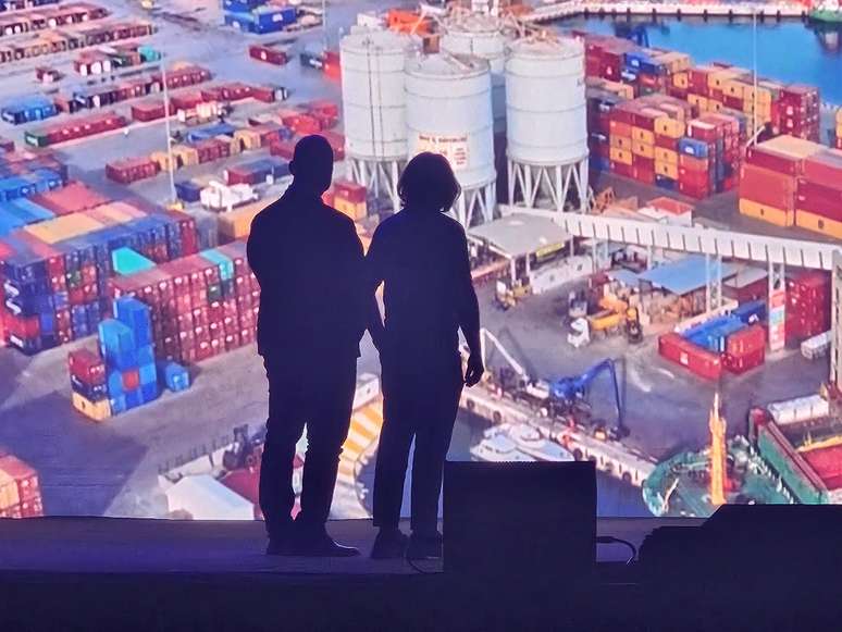 O prefeito de Sooretama e o dono da Lecar à frente do telão