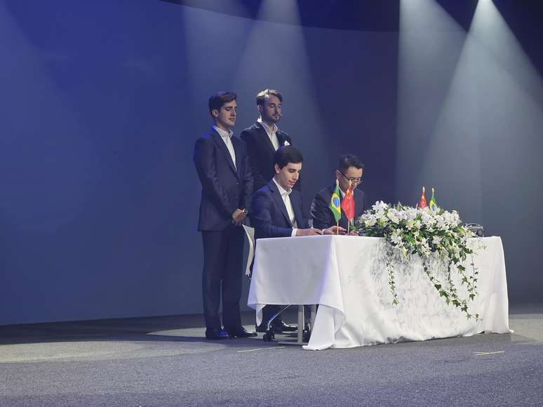 Caoa e Changan celebram acordo no Salão do Automóvel