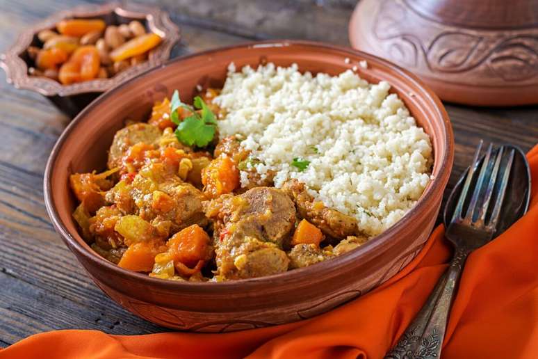 Tajine de cordeiro com ab&oacute;bora e cuscuz marroquino 