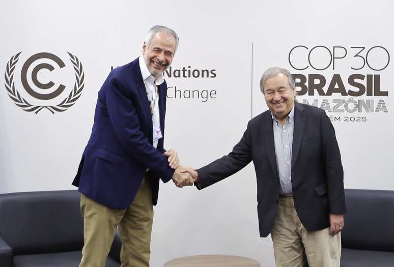 O Presidente da COP 30, André Corrêa do Lago, comprimenta António Guterres, Secretário-geral das Nações Unidas, durante a 30ª Conferência das Partes (COP30)