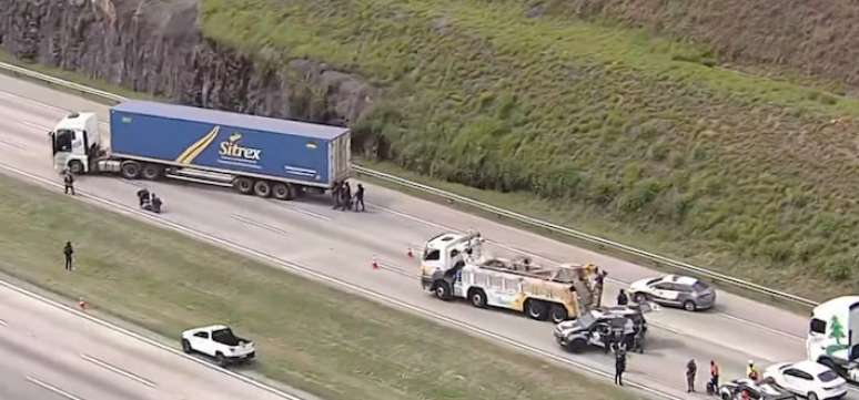 Caminhão ficou atravessado na pista na altura do quilômetro 44 do Rodoanel Mário Covas, em Itapecerica da Serra.