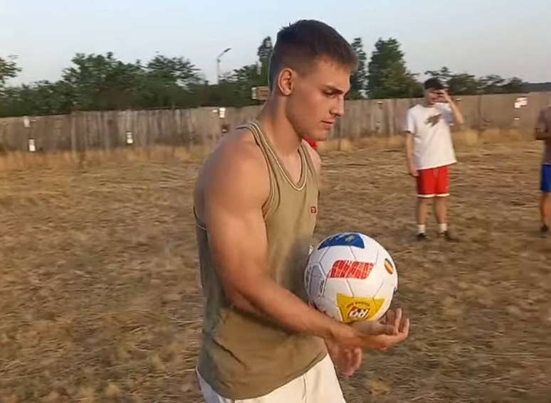 Entre treinos e neg&oacute;cios de fam&iacute;lia: aos 21 anos, Giuliano divide o tempo entre o boxe, a Pizza Stroe e seus mais de 400 mil seguidores online &ndash; reprodu&ccedil;&atilde;o Youtube