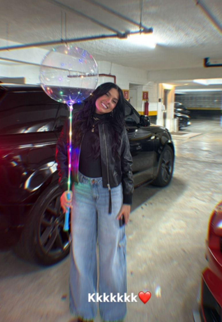 Ana Castela posando com o balão dado por Zé Felipe