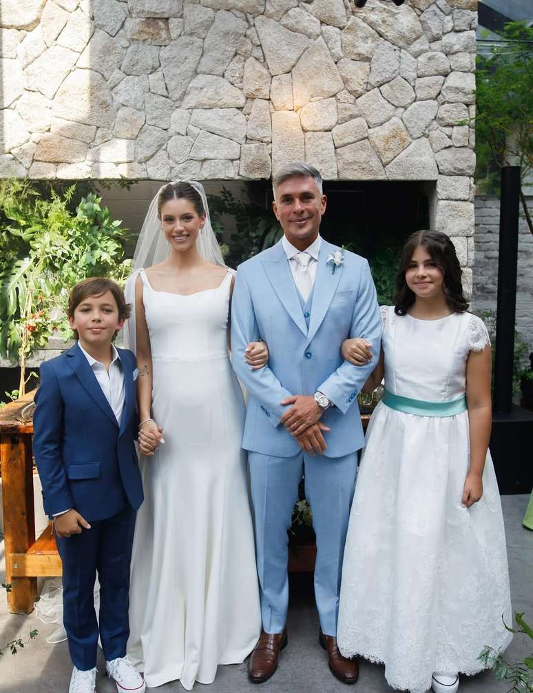 Ivan Mor&eacute; com a esposa gr&aacute;vida e os filhos