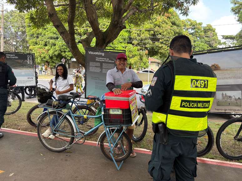 Fluxo diminui e até guardas não resistiram a um "chopp", conhecido como "geladinho", "sacolé" e "chup-chup" em outras regiões