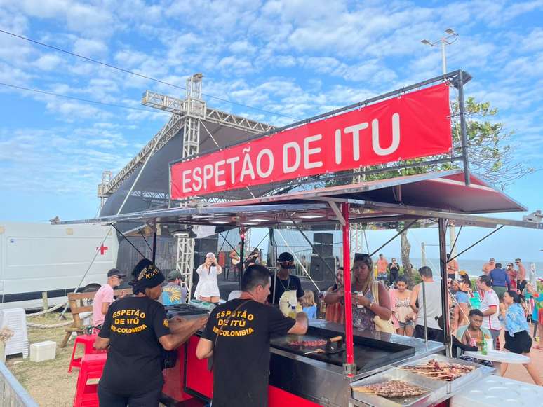 'Fui eu que lancei no ES': vendedora faz sucesso na WSL com espeto de churrasco 'gigante'