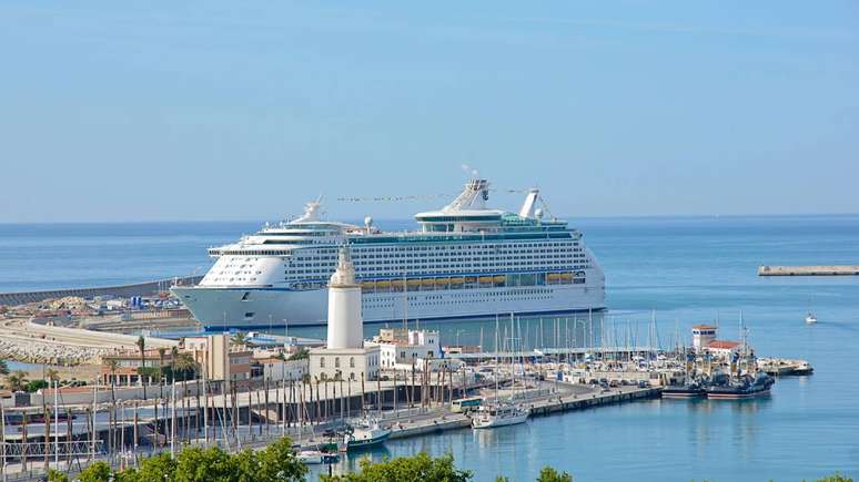 Os cruzeiros também contam com procedimentos de contingência detalhados, que determinam como a tripulação deve agir se identificar atividades suspeitas próximas à embarcação – depositphotos.com / pabkov