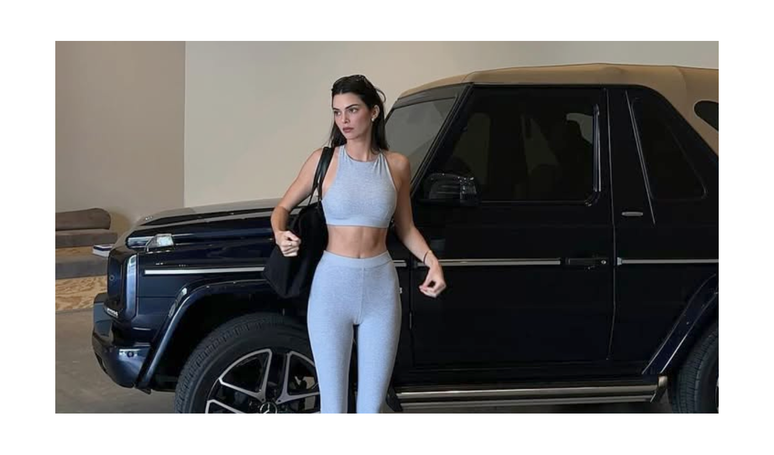 Parecem tênis Samba de cano largo, mas são os novos Adidas na cor bordô que deixam qualquer look mais retrô e estiloso.