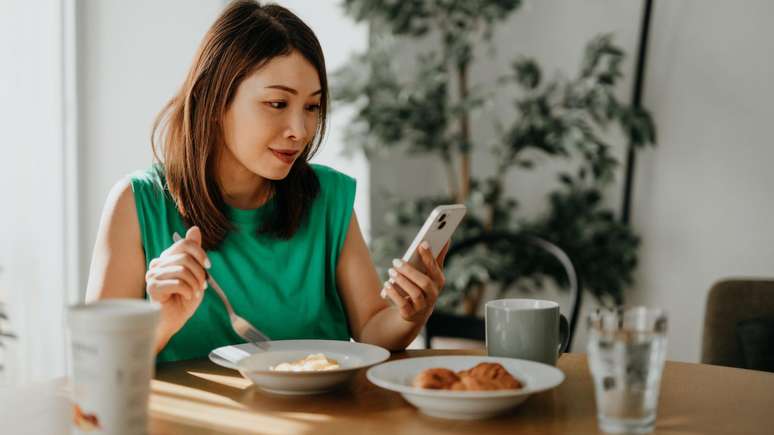 Pesquisas indicam que cerca de 70% dos adultos e crian&ccedil;as usam aparelhos eletr&ocirc;nicos durante as refei&ccedil;&otilde;es