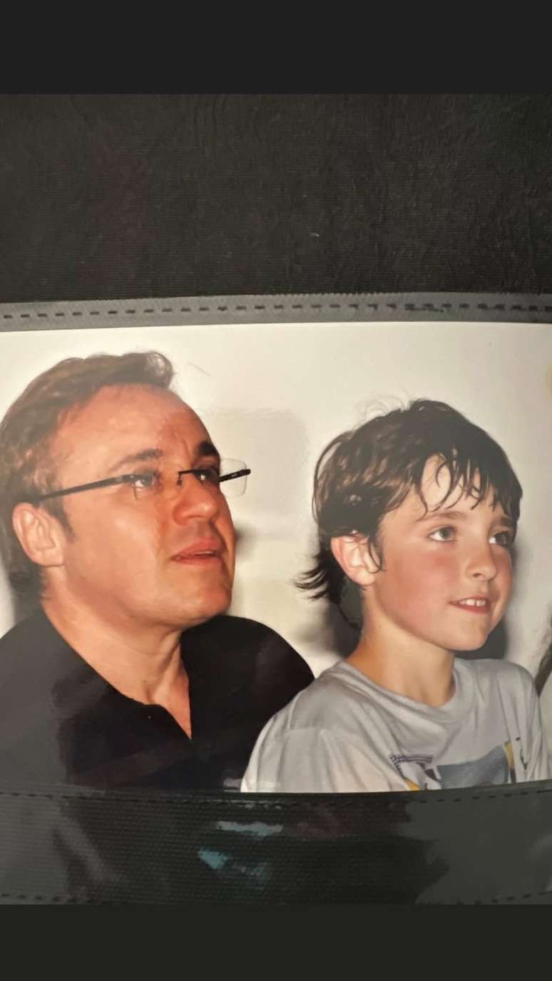 Filho de Gugu Liberato abre &aacute;lbum rar&iacute;ssimo com o pai &mdash;