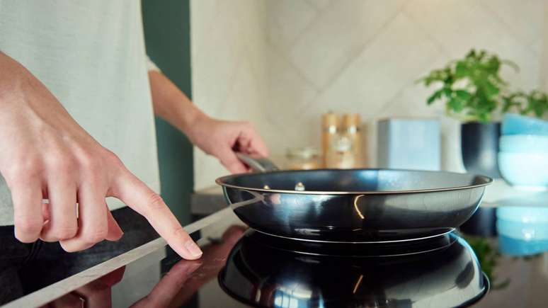 தற்போதைய மாதிரிகள் பாதுகாப்பானவை மற்றும் PFOA இல்லாதவை, ஆனால் கீறல்கள், அதிக வெப்பமடைதல் மற்றும் பொருத்தமான பாத்திரங்களைப் பயன்படுத்துவது அவசியம் - depositphotos.com / Shtak3t