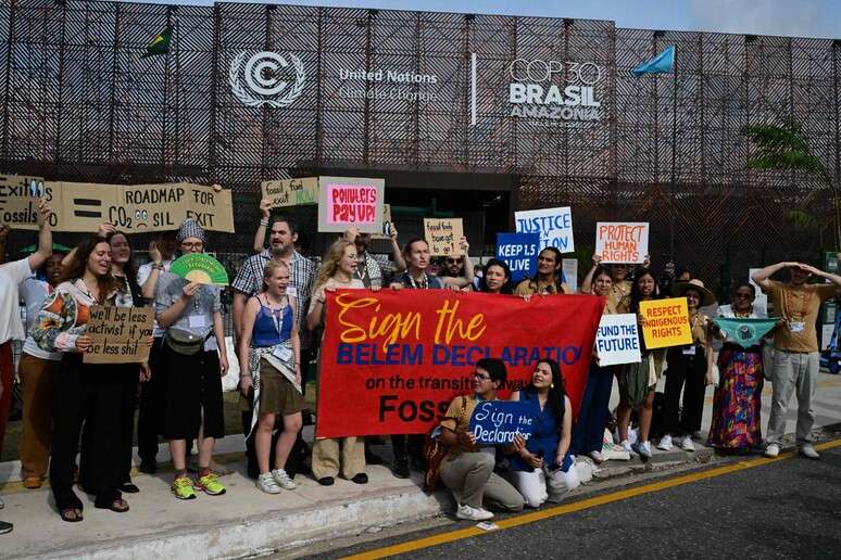 Protesto em prol do fim dos combustíveis fósseis em Belém, sede da COP30