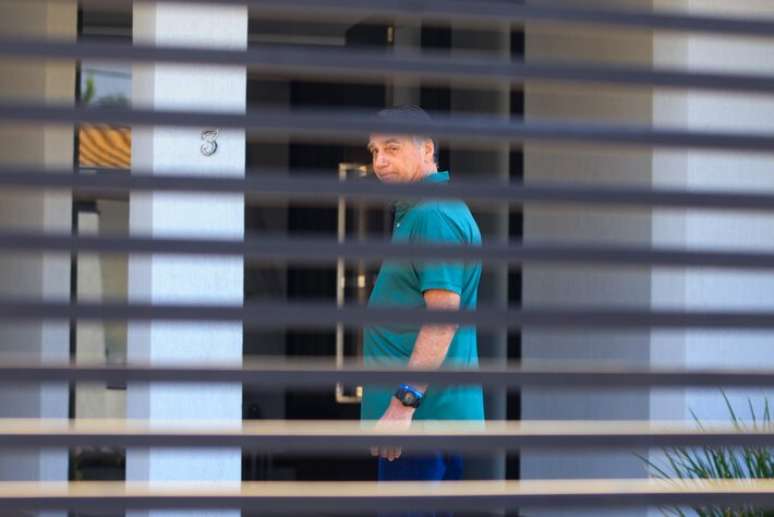 Jair Bolsonaro em sua casa, onde cumpre prisão domiciliar