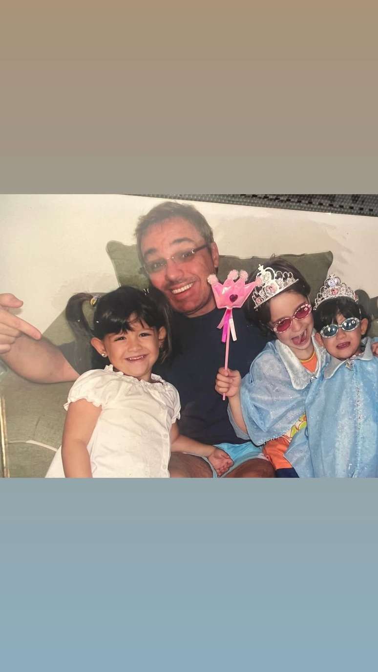 Filho de Gugu Liberato abre &aacute;lbum rar&iacute;ssimo com o pai &mdash;