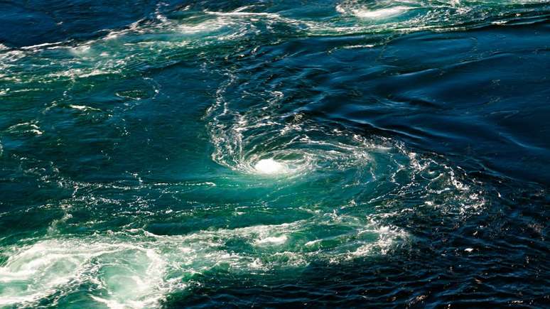 Manter a calma, flutuar e nadar lateralmente são atitudes essenciais para escapar do fluxo circular sem gastar energia excessiva – depositphotos.com / Homocosmicos