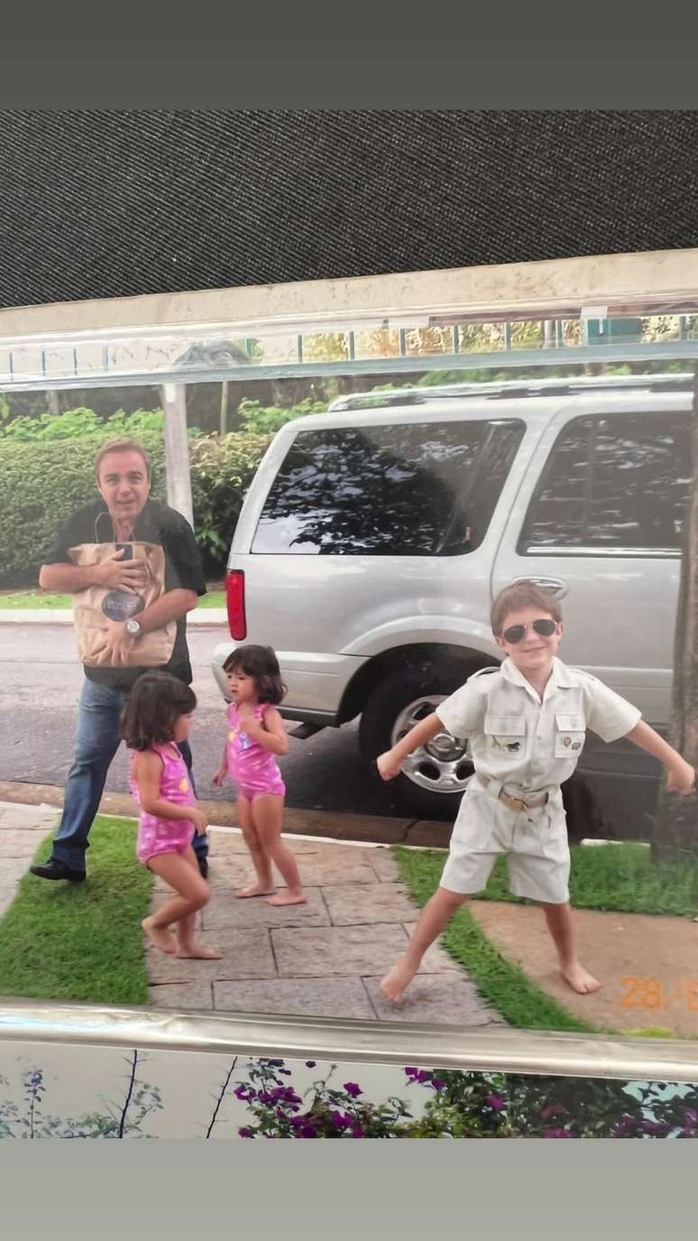 Filho de Gugu Liberato abre &aacute;lbum rar&iacute;ssimo com o pai &mdash;