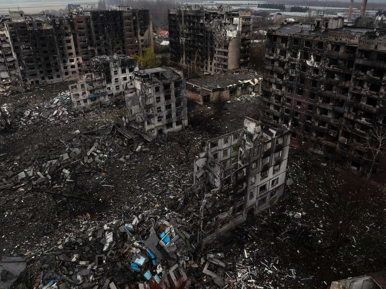 Edif&iacute;cios danificados ap&oacute;s ataques russos na cidade ucraniana de Kostyantynivka, na regi&atilde;o de Donetsk, localizada na linha de frente