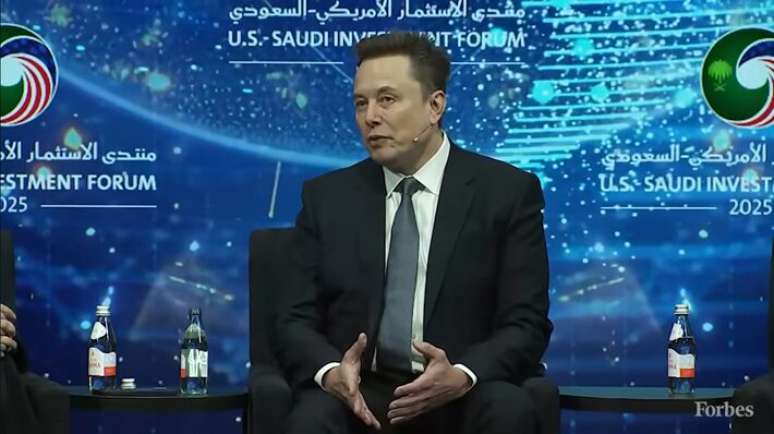 Projeção de Musk esbarra em altos custos da robótica e incertezas sobre políticas para um mundo sem empregos