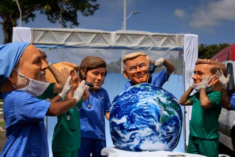 Manifestantes em Belém com bonecos que representam líderes mundiais vestidos de médicos que têm a missão de salvar o planeta.