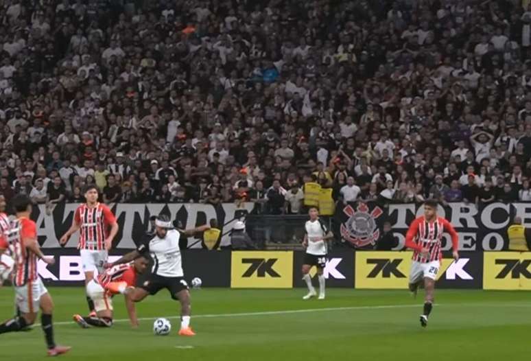 Memphis Depay fez um gola&ccedil;o no Majestoso &ndash;