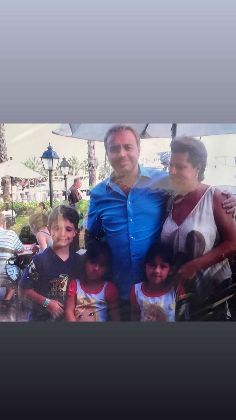 Filho de Gugu Liberato abre &aacute;lbum rar&iacute;ssimo com o pai &mdash;