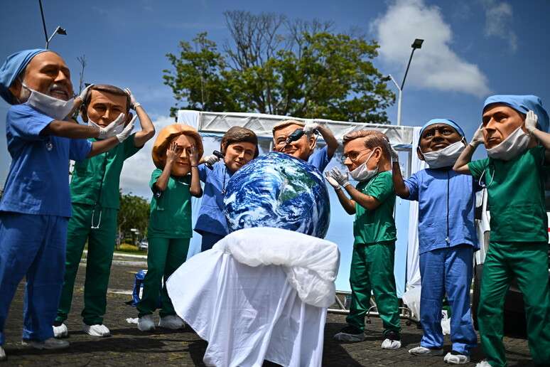 Protesto da ONG Oxfam contra crise climática, em Belém