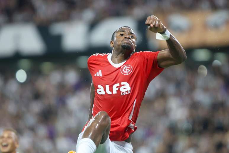 Ricardo Mathias comemora o gol da vit&oacute;ria do Colorado &ndash;