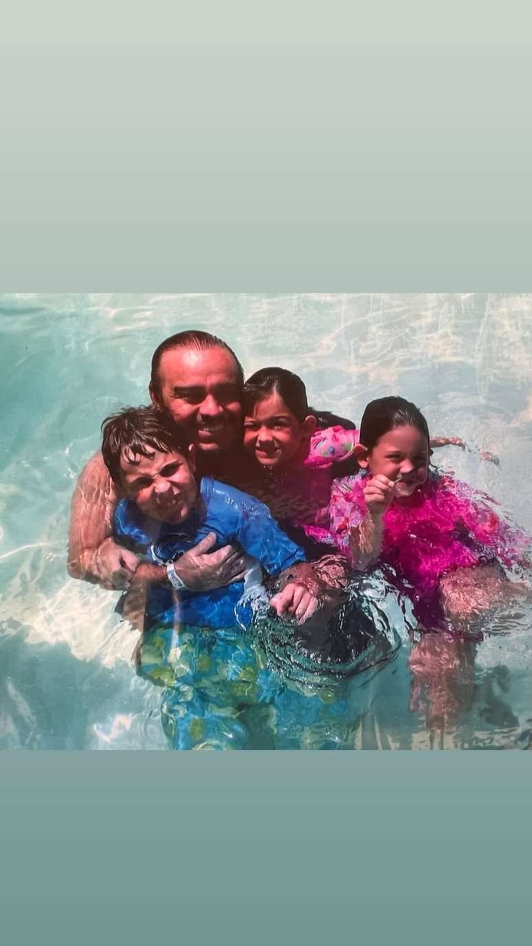 Filho de Gugu Liberato abre &aacute;lbum rar&iacute;ssimo com o pai &mdash;