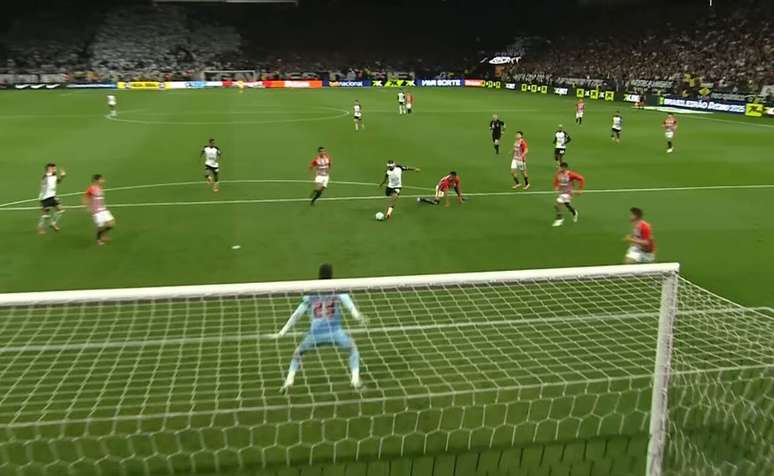 Memphis Depay marcou um gola&ccedil;o para desempatar a partida -