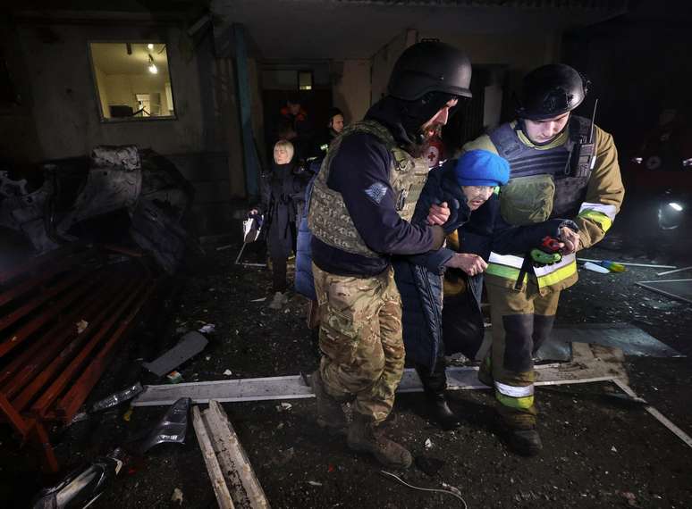 Os confrontos continuam entre os dois lados: o ataque de drone russo em Kharkiv, em 19 de novembro, deixou dezenas de moradores feridos