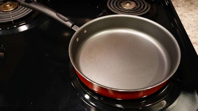 சரியான கவனிப்புடன், டெஃப்லான் பான் தினசரி உணவு வகைகளைத் தயாரிக்கும் போது நடைமுறை மற்றும் ஆரோக்கியமான கூட்டாளியாகத் தொடர்கிறது - depositphotos.com / samael1986