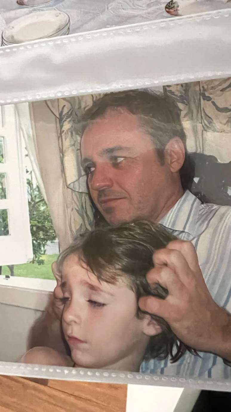 Filho de Gugu Liberato abre &aacute;lbum rar&iacute;ssimo com o pai &mdash;