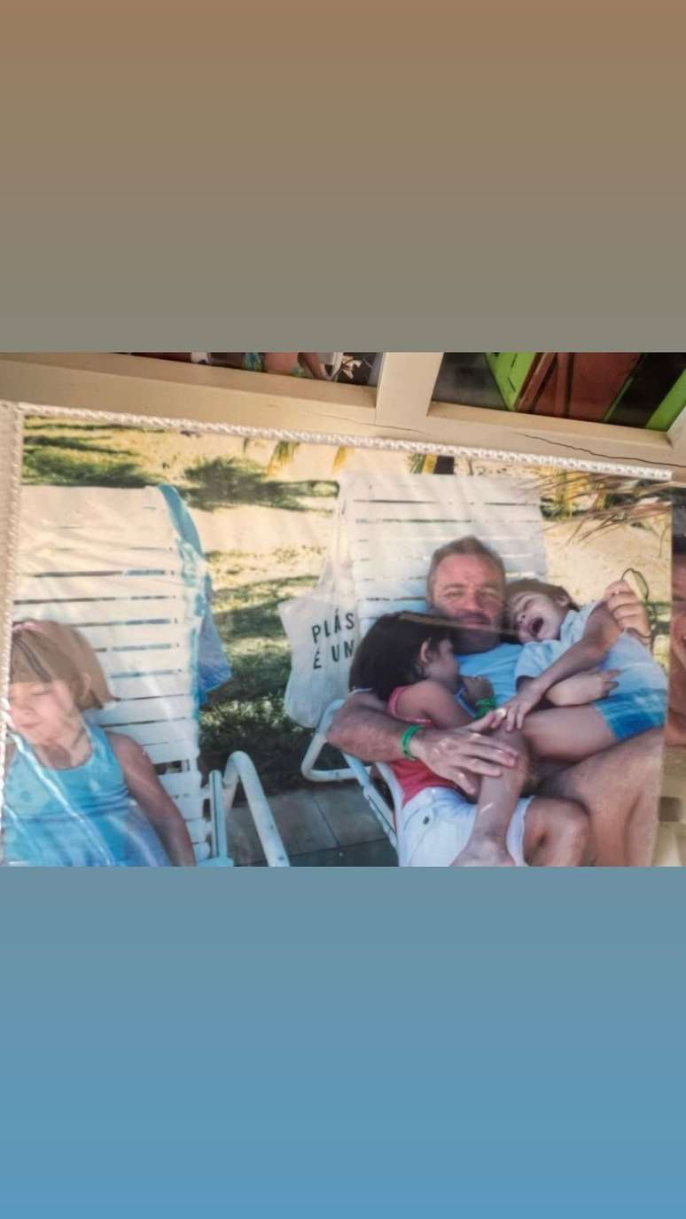Filho de Gugu Liberato abre &aacute;lbum rar&iacute;ssimo com o pai &mdash;