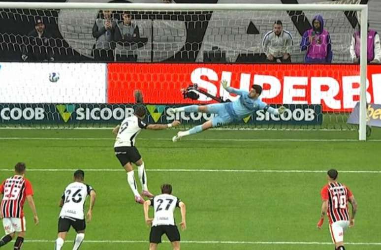 Memphis Depay fez um gola&ccedil;o no Majestoso &ndash;