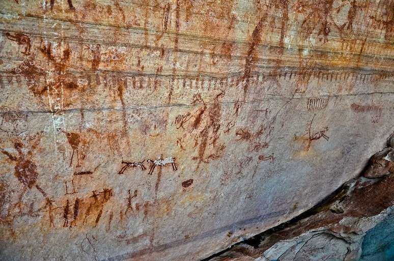 Formações rochosas esculpidas pelo tempo e pinturas rupestres fazem do Deserto Vermelho um dos destinos mais impressionantes para amantes da aventura e da história – Wikimedia Commons/Diego Rego Monteiro