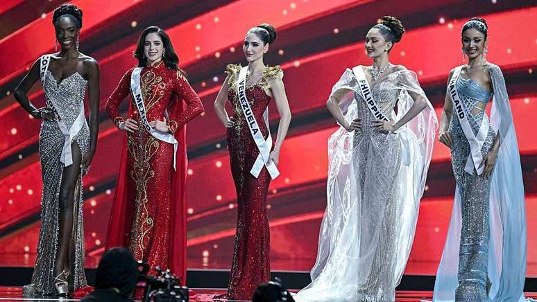 As cinco finalistas do Miss Universo 2025 no palco em Bangkok
