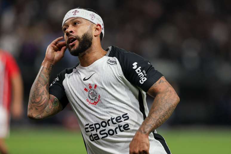 Memphis Depay celebra gol no clássico contra o São Paulo nesta quinta-feira, 20, pelo Campeonato Brasileiro