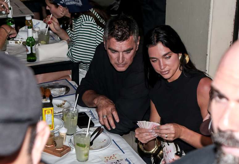 Dua Lipa jogando baralho em bar na Zona Sul do Rio