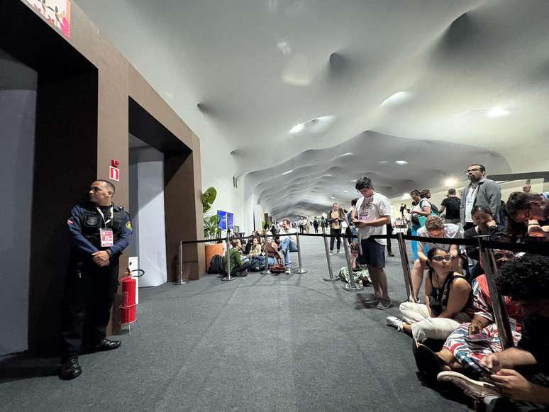 Jornalistas fazem 'vigília' em frente ao gabinete da Presidência da COP30